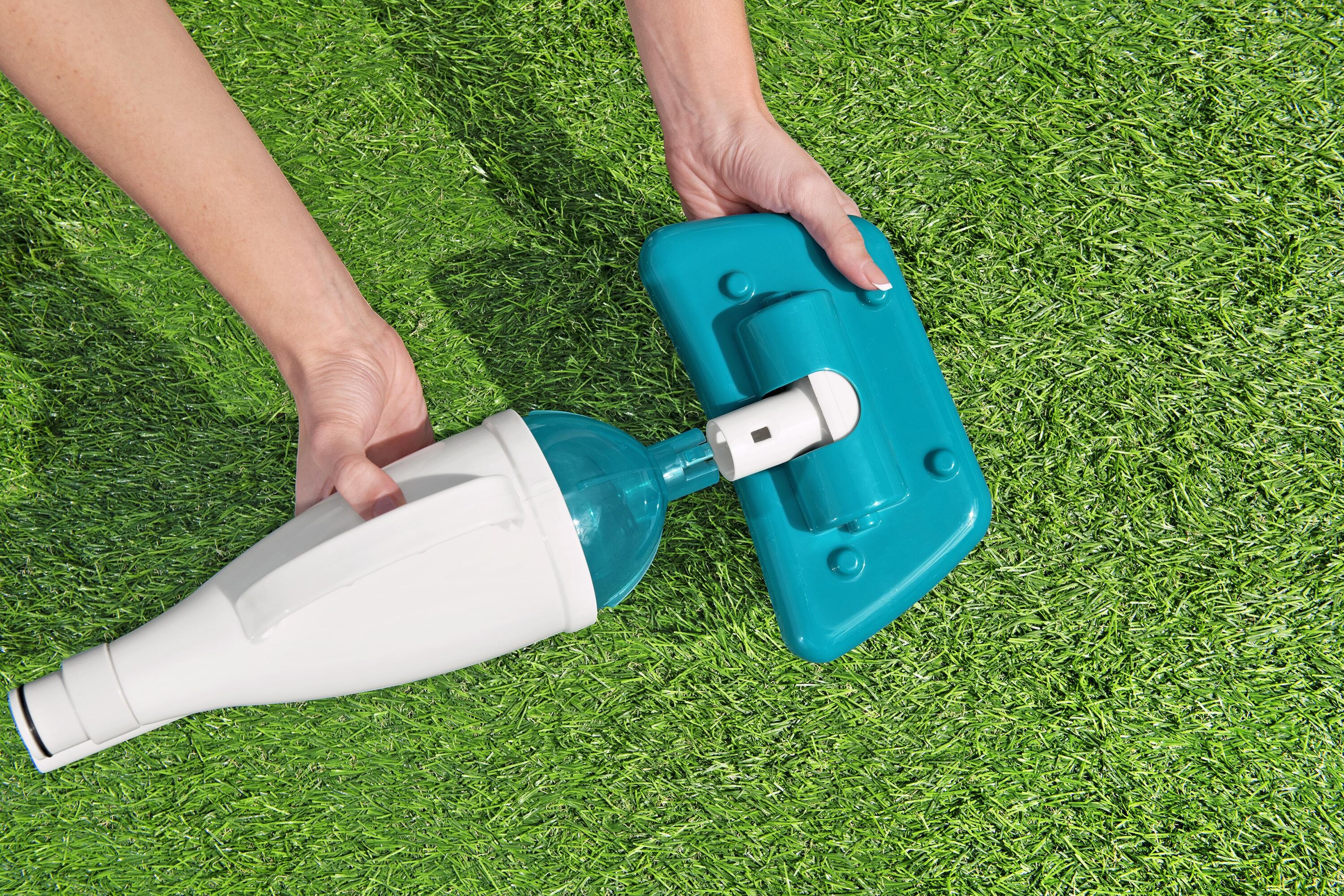 Bestway Aqua Crawl Pool Vacuum Contents:1 Suction Nozzle,1 Skimmer Head,4 Aluminium Pipes,6 Metre Pipe,1 Adaptors. The Minimum Flow Requires 3,028 L/H(800gal./H)compatible With All Pools Except Steel Wall Pools)