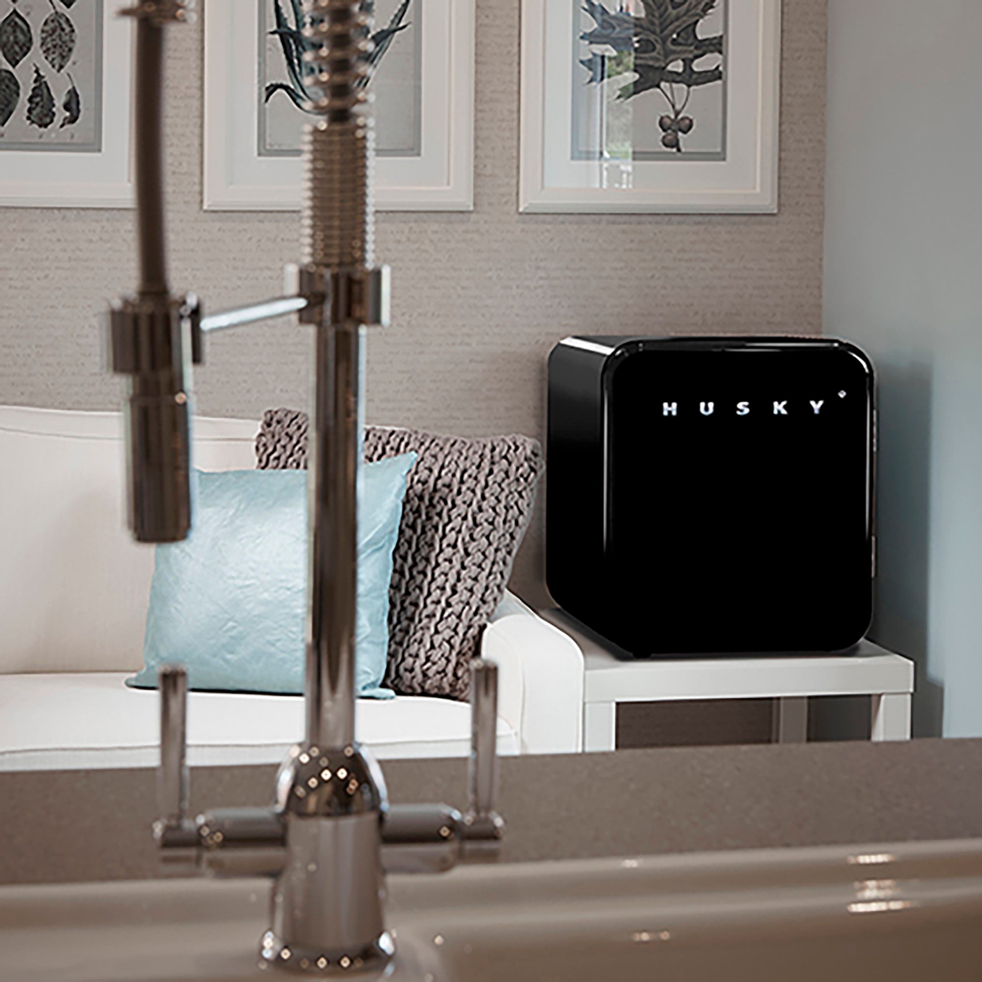 46 L Countertop Retro Fridge ( / White / Black)