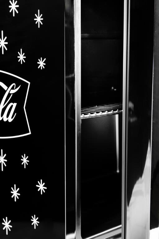 HUSKY - 46L COUNTER-TOP BEVERAGE COOLER W/ GLASS DOOR - COCA COLA - BLACK