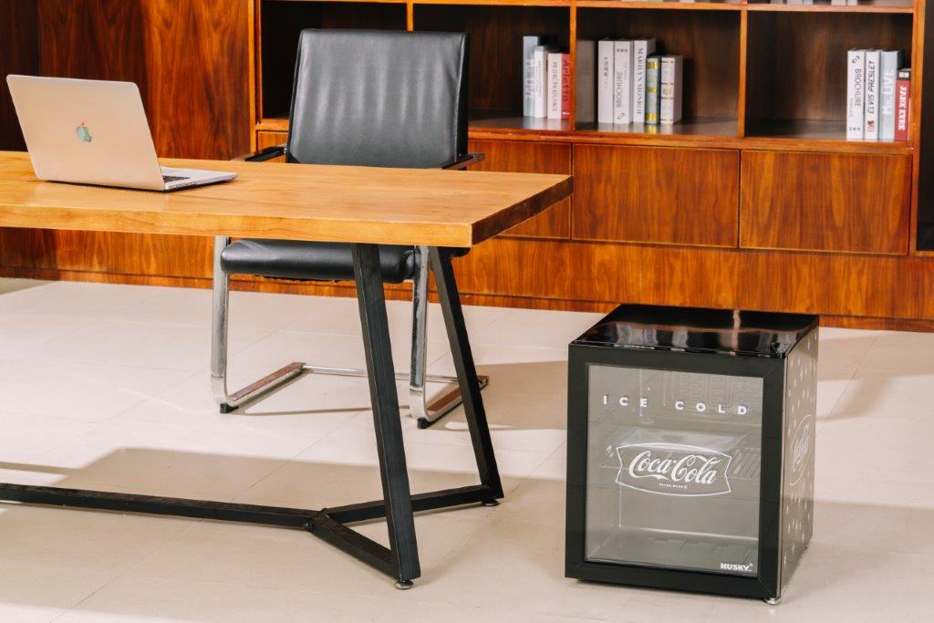 HUSKY - 46L COUNTER-TOP BEVERAGE COOLER W/ GLASS DOOR - COCA COLA - BLACK