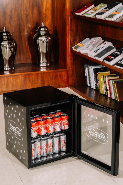 HUSKY - 46L COUNTER-TOP BEVERAGE COOLER W/ GLASS DOOR - COCA COLA - BLACK