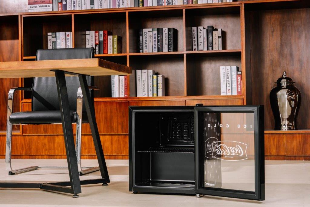 HUSKY - 46L COUNTER-TOP BEVERAGE COOLER W/ GLASS DOOR - COCA COLA - BLACK