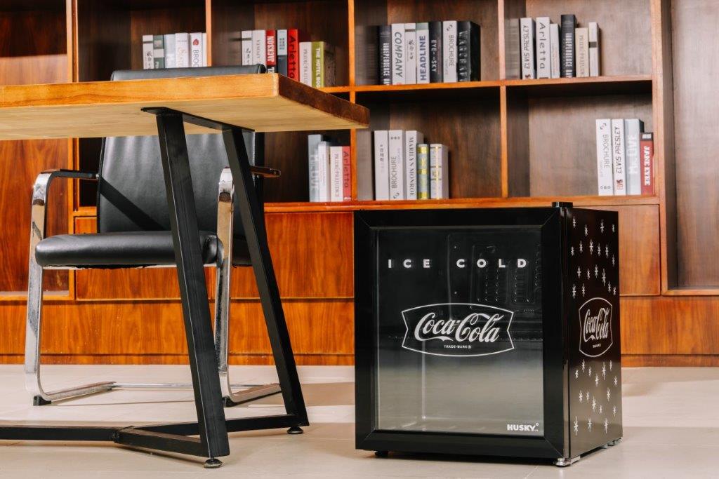 HUSKY - 46L COUNTER-TOP BEVERAGE COOLER W/ GLASS DOOR - COCA COLA - BLACK