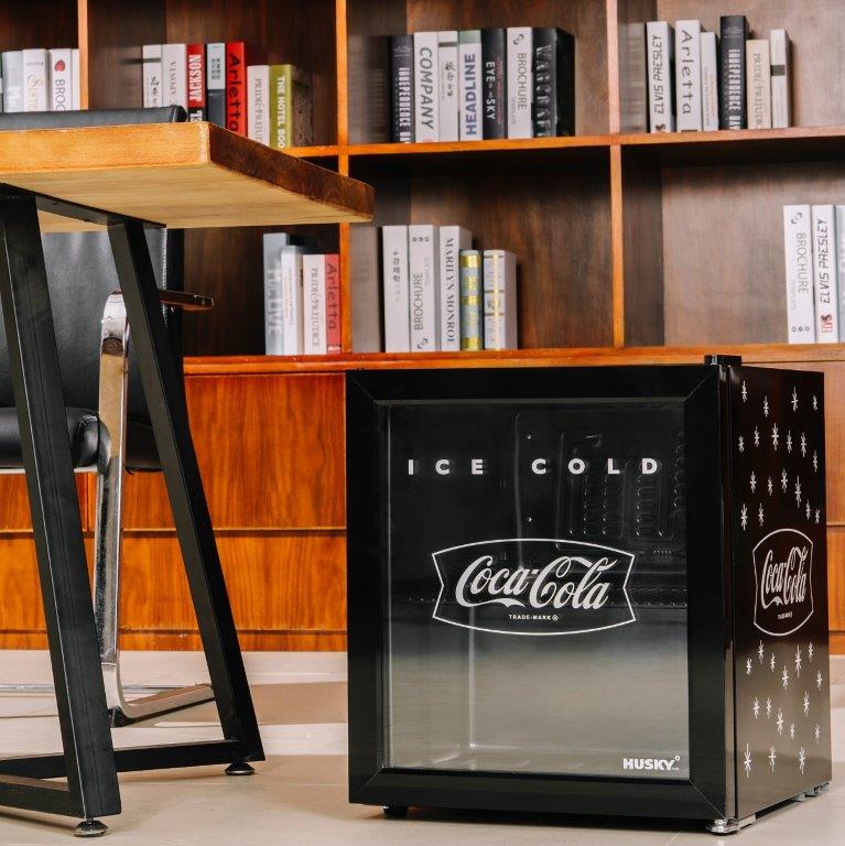 HUSKY - 46L COUNTER-TOP BEVERAGE COOLER W/ GLASS DOOR - COCA COLA - BLACK