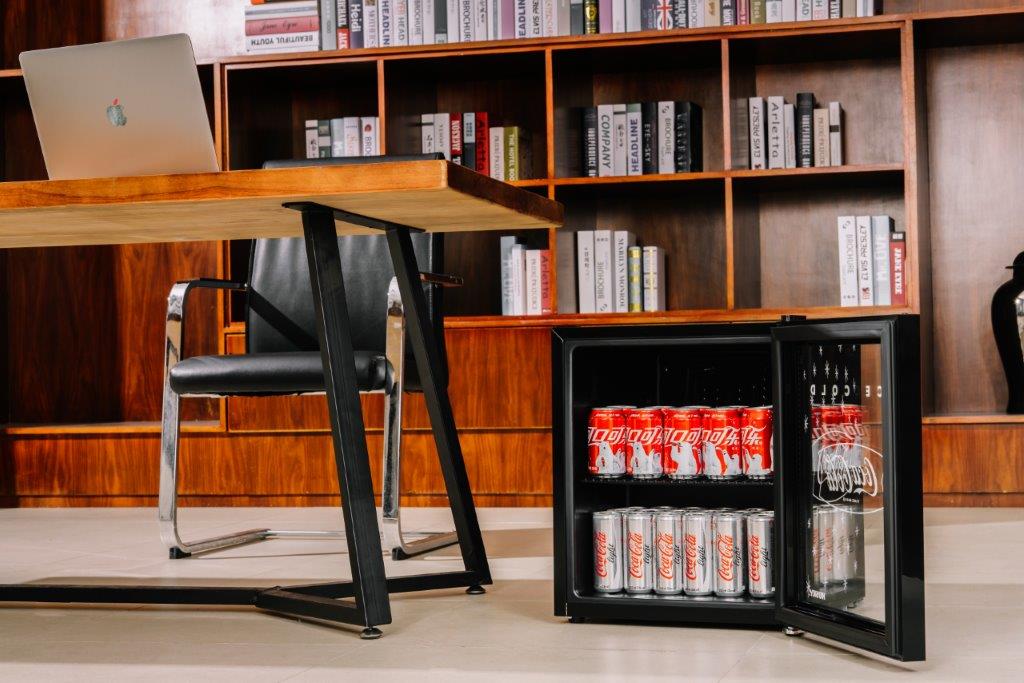 HUSKY - 46L COUNTER-TOP BEVERAGE COOLER W/ GLASS DOOR - COCA COLA - BLACK