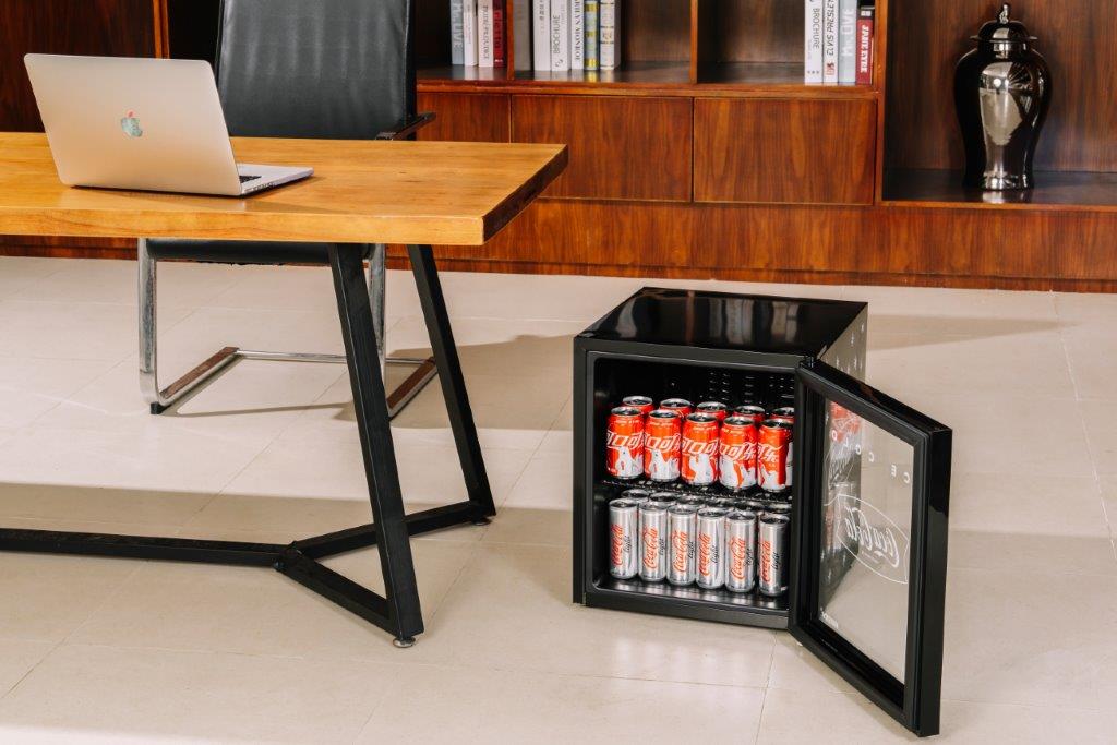 HUSKY - 46L COUNTER-TOP BEVERAGE COOLER W/ GLASS DOOR - COCA COLA - BLACK