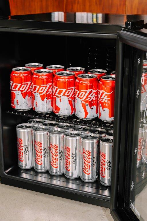 HUSKY - 46L COUNTER-TOP BEVERAGE COOLER W/ GLASS DOOR - COCA COLA - BLACK