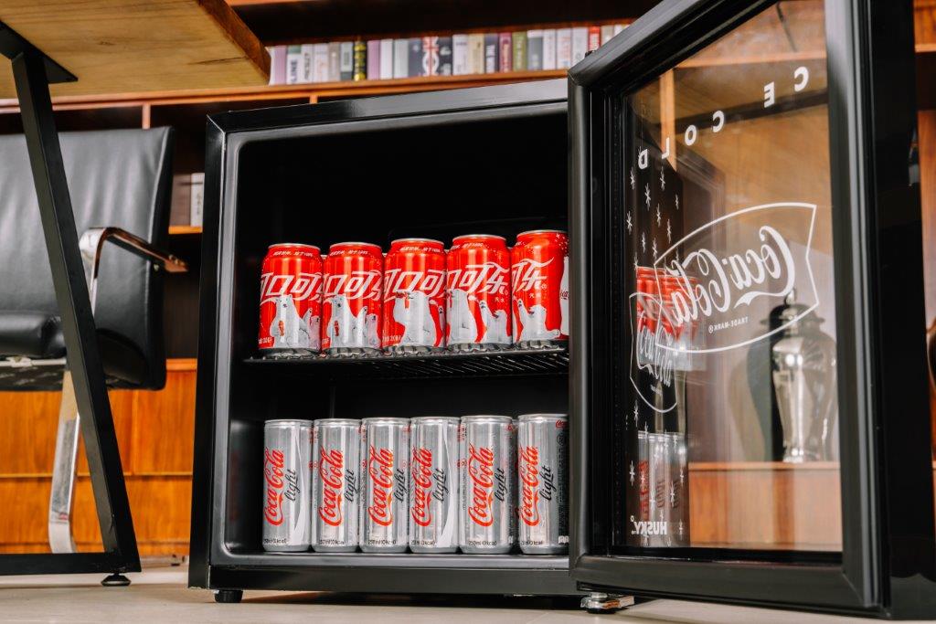 HUSKY - 46L COUNTER-TOP BEVERAGE COOLER W/ GLASS DOOR - COCA COLA - BLACK