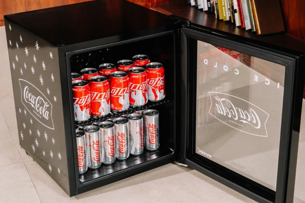 HUSKY - 46L COUNTER-TOP BEVERAGE COOLER W/ GLASS DOOR - COCA COLA - BLACK